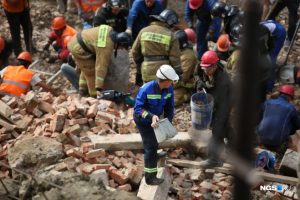 Обрушение дома в Новосибирске - завалило 12 человек, погибли двое