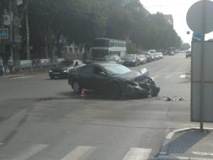 ДТП в Новосибирске - микроавтобус насмерть сбил бабушку на тротуаре