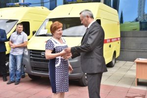Андрей Травников вручил медикам ключи от 8 машин скорой помощи