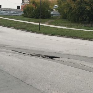 Глубокая яма с острыми краями пугает водителей на улице Красина