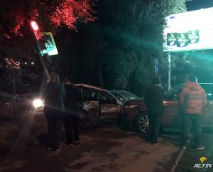 Тройное ДТП в Новосибирске - машины вылетели с дороги