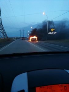 В Новосибирске автомобиль сгорел на дамбе ГЭС