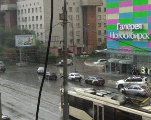 Ливень с градом обрушились на Новосибирск - улицы затопило