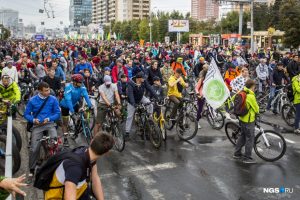 Сотни новосибирцев поехали на велосипедах по перекрытым улицам