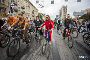 Сотни новосибирцев поехали на велосипедах по перекрытым улицам