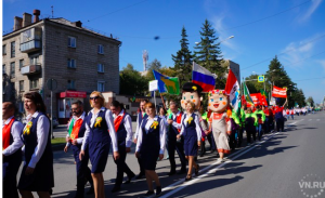По главной улице Бердска прошли тысяча участников Культурной олимпиады