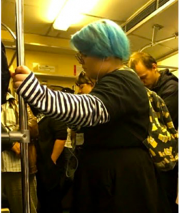 Пассажиров новосибирского метро удивила женщина с голубыми волосами