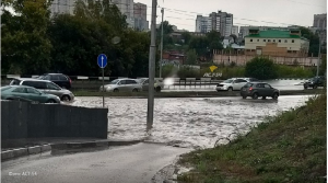 Ливень с градом обрушились на Новосибирск - улицы затопило