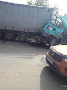 Два грузовика столкнулись на Ордынском шоссе, пострадал водитель