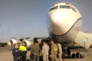 Американский военный самолет приземлился в Толмачёво