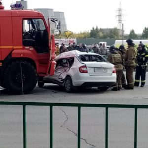 В Новосибирске пожарный КАМАЗ смял автомобиль с женщиной и ребенком