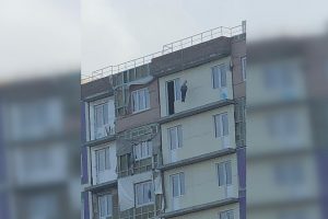 Фигура человека в петле висит на стройке в Новосибирске