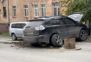 Lexus в Новосибирске потерял колесо после попадания в люк
