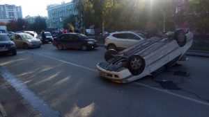 Массовое ДТП на Красном проспекте: автомобиль перевернулся на крышу