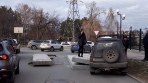 В Новосибирске бетонные плиты выпали из грузовика