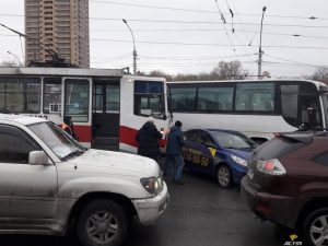 В Новосибирске произошло ДТП такси и трамвая
