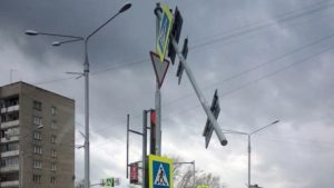 В Бердске ураган снес столб - он едва не обрушился на пешеходов