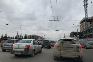 В Новосибирске не работает светофор на Большевистской - собралась пробка