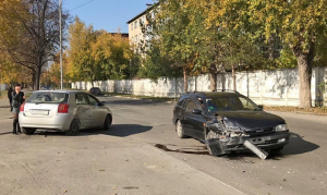 Две Тойоты столкнулись у фехтовального центра в Новосибирске