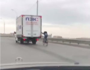 В Новосибирске сняли на видео велосипедиста-зацепера