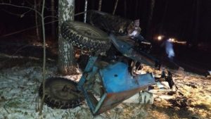Под Новосибирском перевернулся трактор - погиб рабочий
