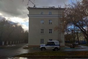 Пенсионер забрался на крышу дома рядом с площадью Станиславского: на место приехали силовики