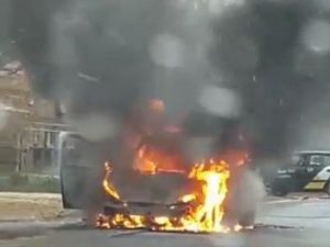 Под Новосибирском на дороге сгорел автомобиль