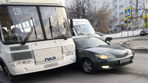Тойота протаранила пассажирский автобус в Новосибирске