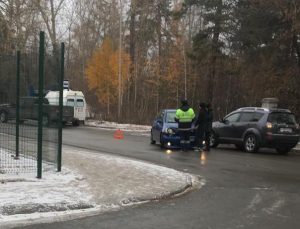 Водитель в Новосибирске сбил у бассейна девочку