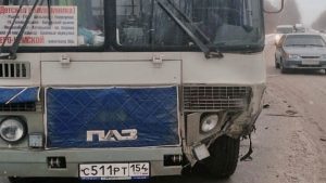 ДТП в Новосибирске: пассажирский автобус столкнулся с легковушкой