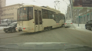 Легендарный трамвай №13 придавил автомобиль в центре Новосибирска