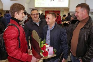 Новосибирский гимнаст прилетел домой с наградой