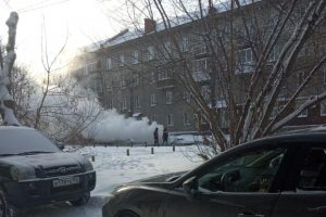 В Новосибирске прорвало трубу у музыкальной школы в Ленинском районе