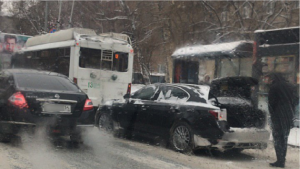 В центре Новосибирска автомобиль въехал в троллейбус