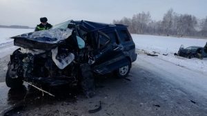 Две иномарки столкнулись в лоб на трассе в Новосибирской области