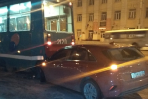 ДТП в Новосибирске: KIA на скользкой дороге залетел под трамвай