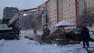 Трубу с горячей водой прорвало в Бердске под детской площадкой