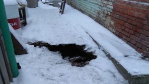 Из-за прорыва теплотрассы житель Новосибирска провалился в яму