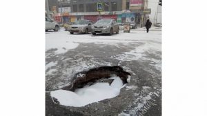В Новосибирске провалился тротуар возле Центрального рынка