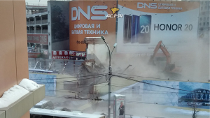 В Новосибирске на тротуар рухнула часть торгового центра