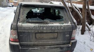 В Новосибирске глыба снега с крыши разбила автомобиль
