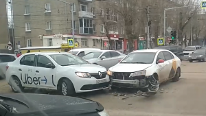 Два такси столкнулись на перекрёстке в Новосибирске