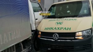 В Новосибирске инкассаторская машина врезалась в припаркованный автомобиль