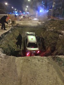 Седан упал в разрытую теплотрассу в Кировском районе Новосибирска