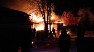 Пожар в Бердске: сгорели дом, баня, гараж и автомобиль