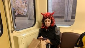 В Новосибирском метро проехалась женщина с рогами