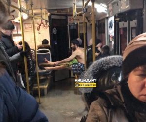 В новосибирском автобусе проехался голый мужчина с веником
