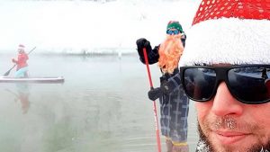 Праздничный заплыв на сап-бордах прошел в Новосибирске в новогодних костюмах и на сапах проплыли по реке