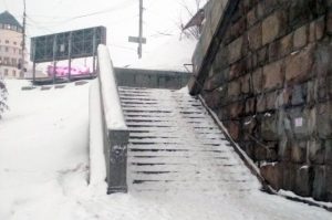 Просит почистить лестницу-горку житель Новосибирска
