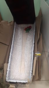 Коллеги по работе прислали жительнице Новосибирска гроб